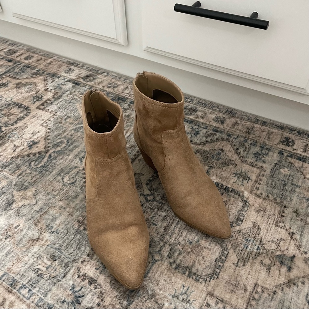 *SOLD* Banana Republic faux suede pointed toe ankle booties 7